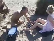 Публичный секс на пляже с...