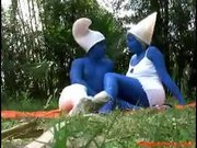 Секс зрелой парочки с синим телом на пикнике