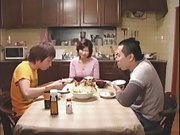 Азиатская семья после ужина готовы для порки