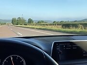 elle exhibe sa chatte et baise dans la voiture