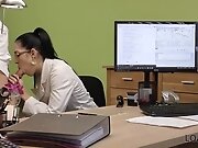 LOAN4K. Une brune donne sa chatte à un agent pour...