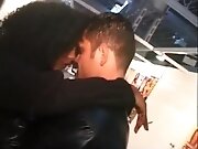 Nacho Vidal si scopa Elena del Monaco dietro il palco