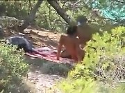 Un couple hot baise sous un pin parasol a la plage