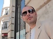 Il offre sa grande et jolie femme a baiser a un inconnu