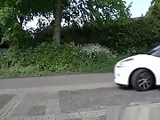 Huisvrouw verkoopt gedragen slipjes