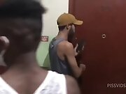 Vizinho dotado comendo o cu de dois amigos gulosos -...