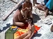 Il tripote une nana a la plage devant Step son epouse