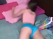 Fratello massaggia la sorella e ne approfitta