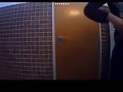 Vermieter filmt deutsche Schwestern auf dem Klo!