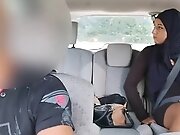 il prend une beurette voilée en stop et fini par la niquer