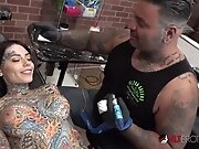Tiger Lilly Gets Her Forehead Tattooed - AltErotic