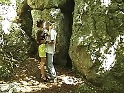 Im Den Ruinen Im Wald Wollte Die Schlampe Gefickt Werden