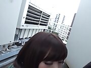 めちゃくちゃエッチな素人美少女が野外で...