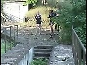 Herrin hat ihre Sklavin im Griff