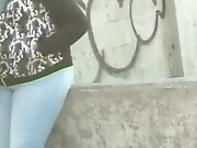 Gorda con pantalon apretado se le marca su pucha